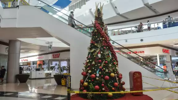 En las plazas comerciales ya se aprecian árboles navideños.