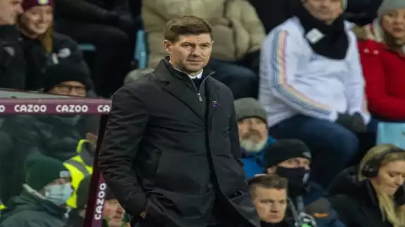 Steven Gerrard. Entrenador del Aston Villa, dio positivo a COVID-19, por lo que no estará en los encuentros contra el Chelsea y el Leeds United, de acuerdo con el club de Birmningham Steven Gerrard. Entrenador del Aston Villa, dio positivo a COVID-19, por lo que no estará en los encuentros contra el Chelsea y el Leeds United, de acuerdo con el club de Birmningham