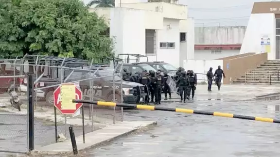 Policías tomaron medidas preventivas para restablecer el orden en el área del penal donde se registró la pelea. Fotos: Lucio Blanco.