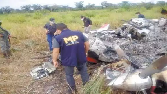 Al menos 750 paquetes de cocaína fueron localizados en la aeronave.