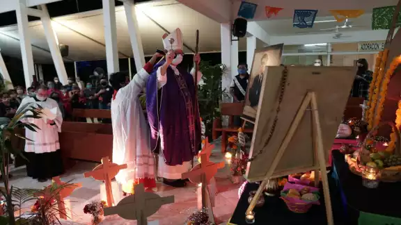 Una vez que concluyó la misa, el obispo de la diócesis Cancún-Chetumal recorrió y bendijo los altares. Foto: Erick Marfil. Una vez que concluyó la misa, el obispo de la diócesis Cancún-Chetumal recorrió y bendijo los altares. Foto: Erick Marfil.
