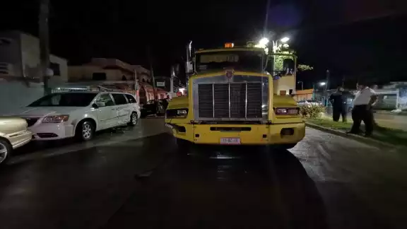 La falla mecánica provocó que el chofer del tráiler perdiera el control de la unidad. Fotos: Ricardo Jiménez.