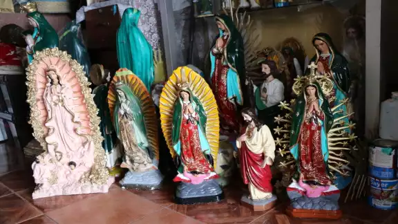 El próximo 12 de diciembre se celebrará el día de la Virgen de Guadalupe, por lo que creyentes han acudido a embellecer sus piezas para la festividad.