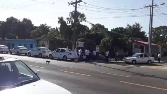 Taxistas de Lázaro Cárdenas aseguran que levantarán el retén una vez que los de Tulum y Valladolid lleguen a un acuerdo. Foto: Luis Enrique Cauich
