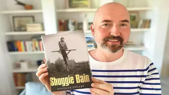 La obra de Douglas Stuart, es la “mejor novela en inglés”.