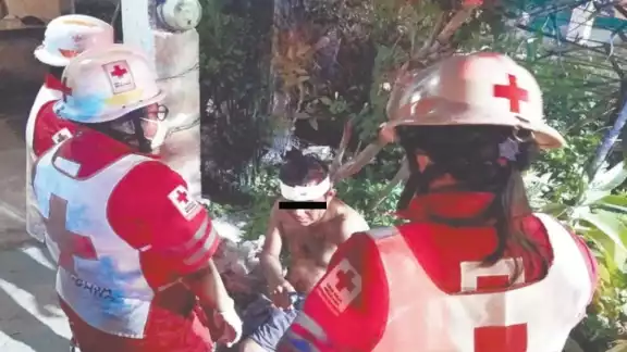 Paramédicos atendieron al lesionado. Paramédicos atendieron al lesionado.