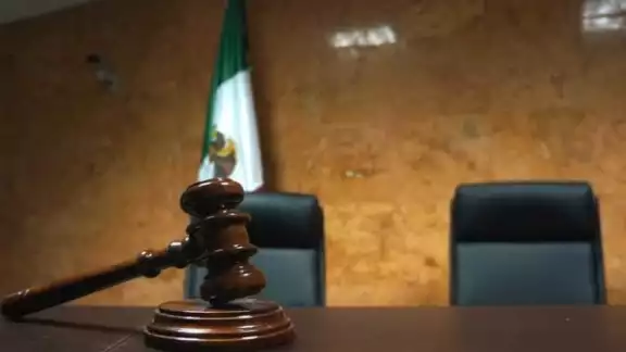 La pareja enfrentará varias medidas cautelares