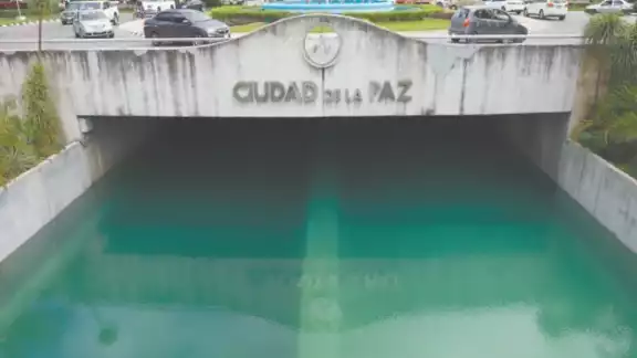 El distribuidor vial lleva 7 días inundado luego del paso del Huracán Delta. Foto: Martín Zetina. El distribuidor vial lleva 7 días inundado luego del paso del Huracán Delta. Foto: Martín Zetina.