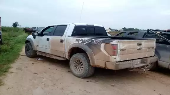 Una Ford Raptor contenía púas con cadenas, cubetas con estopas y un bidón con acelerante. Foto: Por Esto!.