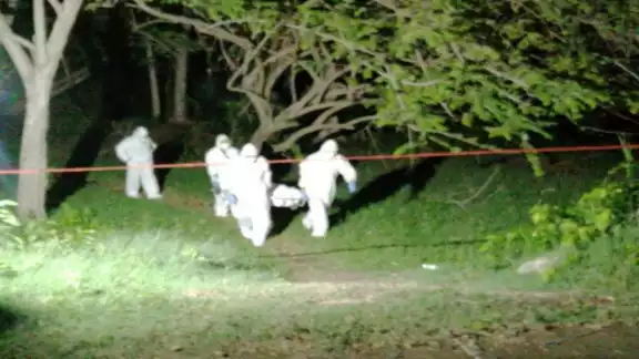 Personal del Semefo se encargó de bajar el cuerpo y trasladarlo a Chetumal. Foto: Por Esto! Personal del Semefo se encargó de bajar el cuerpo y trasladarlo a Chetumal. Foto: Por Esto!