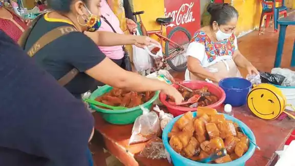 Juanita Canté con sus dulces de papaya, coco, ciruela, camote y yuca, los cuales ofrece en la entrada del mercado municipal. Foto: Ramón Reyna Fernández. Juanita Canté con sus dulces de papaya, coco, ciruela, camote y yuca, los cuales ofrece en la entrada del mercado municipal. Foto: Ramón Reyna Fernández.