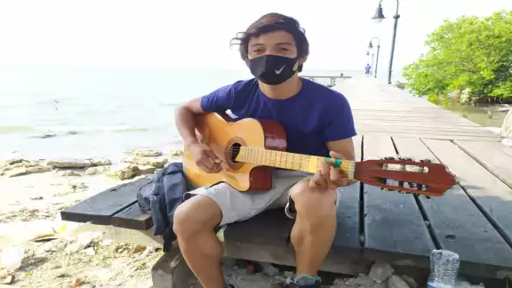 José Manuel Madrigal ha recorrido diversas ciudades del país acompañado de su guitarra. Foto: Juan García. José Manuel Madrigal ha recorrido diversas ciudades del país acompañado de su guitarra. Foto: Juan García.