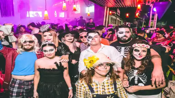 Las fiestas de Halloween convocan una gran cantidad de personas en los antros, pero este año tendrán que suspenderse. Foto: José Ramos. Las fiestas de Halloween convocan una gran cantidad de personas en los antros, pero este año tendrán que suspenderse. Foto: José Ramos.