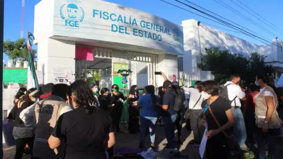 El grupo de jóvenes se vistió de color negro para mostrar luto por las víctimas de violencia de género. Foto: Eric Castillo. El grupo de jóvenes se vistió de color negro para mostrar luto por las víctimas de violencia de género. Foto: Eric Castillo.