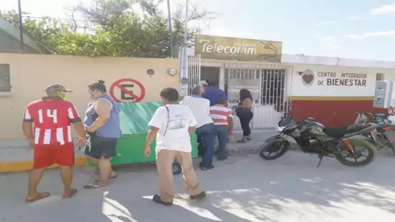 El anuncio generó protestas entre los sindicalizados, quienes se arremolinaron en la oficina gubernamental. El anuncio generó protestas entre los sindicalizados, quienes se arremolinaron en la oficina gubernamental.