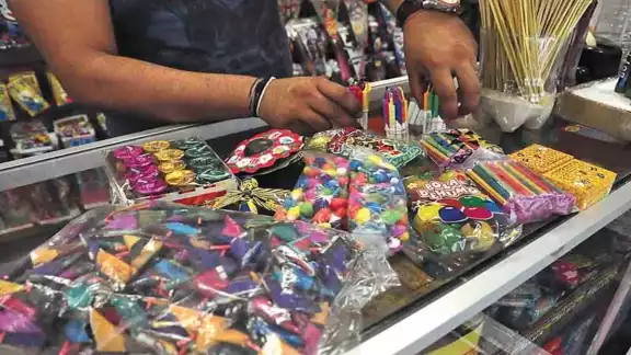 Hasta ahora no se ven puestos que ofrezcan cohetes en las banquetas de los supermercados; autoridades buscan frenar el comercio de estos productos. Hasta ahora no se ven puestos que ofrezcan cohetes en las banquetas de los supermercados; autoridades buscan frenar el comercio de estos productos.