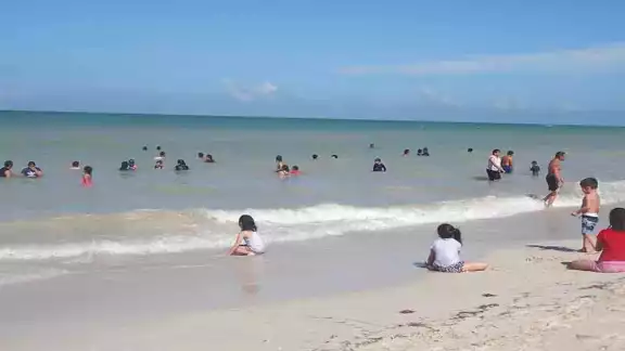 Desde las 11 de la mañana la gente no ha parado de llegar al malecón tradicional e internacional del puertO Desde las 11 de la mañana la gente no ha parado de llegar al malecón tradicional e internacional del puertO