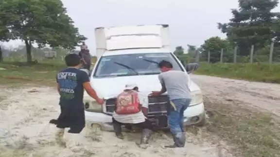 La unidad de la caravana de Salud quedó atrapada en el lodacero. Foto: Emmanuel Sansores.