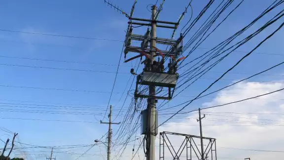 Del cableado eléctrico cuelgan numerosas conexiones clandestinas que ocasionan cortes y variaciones de energía. Foto: Erick Marfil.