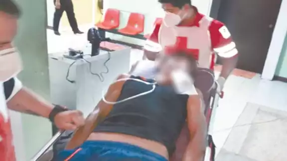 Paramédicos de la Cruz Roja atendieron al hombre. Paramédicos de la Cruz Roja atendieron al hombre.