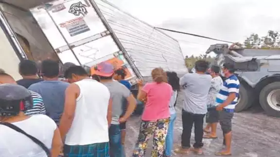Los lugareños se llevaron las aves y otros productos a pesar de la presencia de la Guardia Nacional.