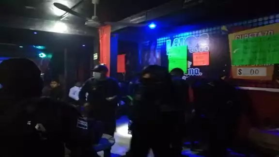 Más de 30 uniformados efectuaron el operativo. Foto: Por Esto! Más de 30 uniformados efectuaron el operativo. Foto: Por Esto!