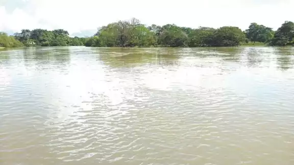 Autoridades realizan labores para evitar que ocurra un desborde.