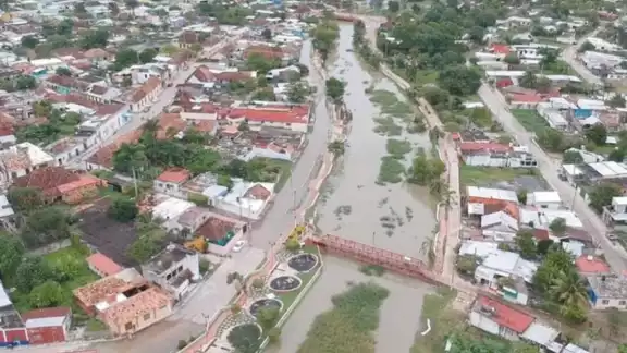 El Malecón está cerrado al público por la inundación.