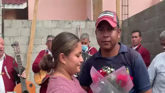 Con la ayuda de todos sus amigos trabajadores, Esdras, el albañil hondureño logró sorprender a su prometida. Con la ayuda de todos sus amigos trabajadores, Esdras, el albañil hondureño logró sorprender a su prometida.