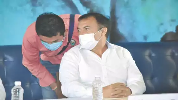 Los contratos han sido otorgados a personas vinculadas con el
partido político al que pertenece el alcalde. Foto: Agustín Ferrer. Los contratos han sido otorgados a personas vinculadas con el
partido político al que pertenece el alcalde. Foto: Agustín Ferrer.