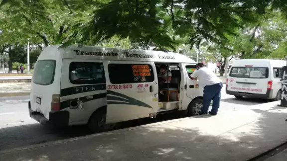 Verifican el cumplimiento de los protocolos sanitarios en el transporte de Quintana Roo. Foto: Víctor Ávalos.