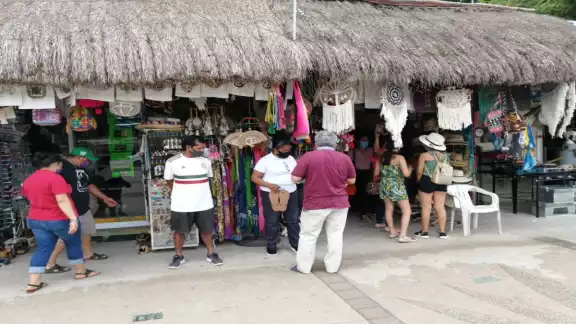 Confían que a fin de año haya una afluencia mayor de turismo
y registren ganancias. Foto: Miguel Améndola. Confían que a fin de año haya una afluencia mayor de turismo
y registren ganancias. Foto: Miguel Améndola.