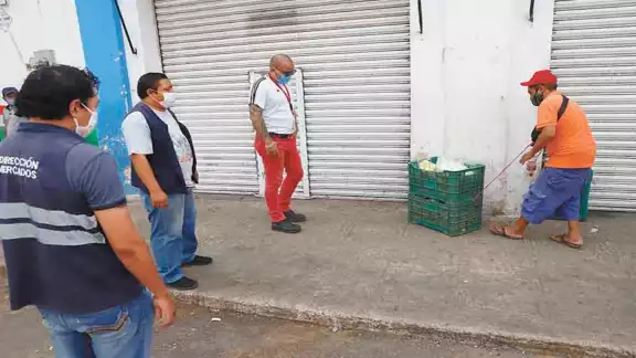 Las investigaciones indican que los exfuncionarios cobraban a los vendedores una cuota de 500 pesos al mes. Foto: Martín Zetina. Las investigaciones indican que los exfuncionarios cobraban a los vendedores una cuota de 500 pesos al mes. Foto: Martín Zetina.