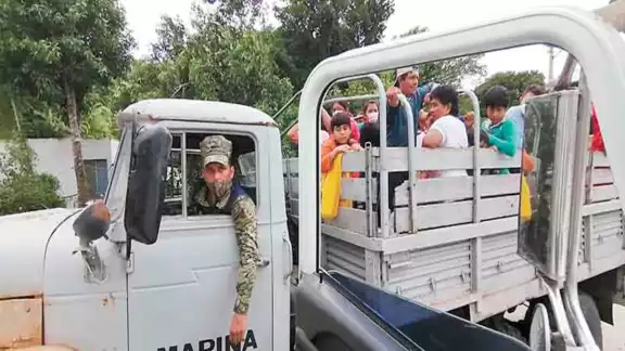 El gremio junto con la Marina evacuó a 15 ganaderos con sus familias. Foto: Luis Manuel Pech Sánchez. El gremio junto con la Marina evacuó a 15 ganaderos con sus familias. Foto: Luis Manuel Pech Sánchez.
