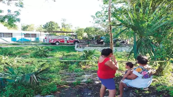 El hombre falleció al caer en el agua, sus parientes dijeron que había
salido de su domicilio el domingo y no retornó. El hombre falleció al caer en el agua, sus parientes dijeron que había
salido de su domicilio el domingo y no retornó.