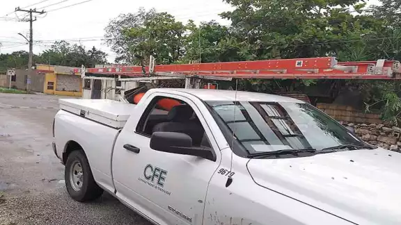 Cuadrillas de la CFE recorren colonias y fraccionamientos para restablecer el servicio eléctrico. Foto: Por Esto!