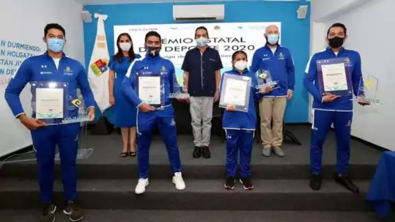 El gobernador y el presidente de la Comisión para la Juventud y el Deporte hicieron la entrega de los premios. El gobernador y el presidente de la Comisión para la Juventud y el Deporte hicieron la entrega de los premios.