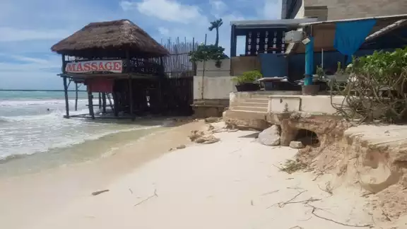 Por el paso del ciclón tropical se acentuó la erosión en playas de Solidaridad. Foto: Víctor Rodríguez. Por el paso del ciclón tropical se acentuó la erosión en playas de Solidaridad. Foto: Víctor Rodríguez.