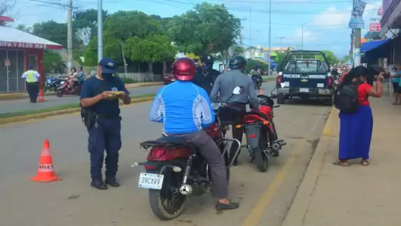 Elementos de la Policía de Vialidad realizan recorridos en
la cabecera municipal y comunidades. Foto: Lusio Kauil. Elementos de la Policía de Vialidad realizan recorridos en
la cabecera municipal y comunidades. Foto: Lusio Kauil.