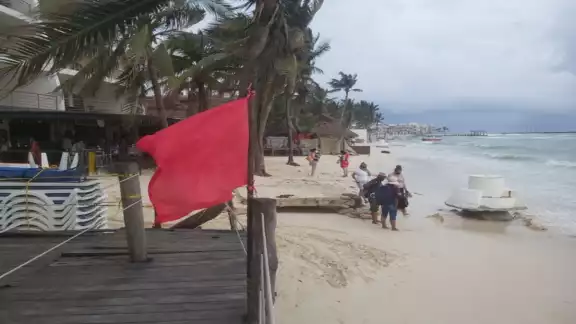 Nuevamente ondearon las banderas rojas de peligro
indicando la restricción a bañistas y náuticos. Foto: Víctor Rodríguez. Nuevamente ondearon las banderas rojas de peligro
indicando la restricción a bañistas y náuticos. Foto: Víctor Rodríguez.