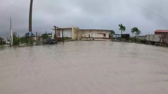El Centro Comunitario quedó rodeado de agua luego de un día de precipitaciones contantes sobre la Costa Maya. El Centro Comunitario quedó rodeado de agua luego de un día de precipitaciones contantes sobre la Costa Maya.