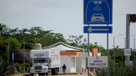 Los ejidatarios señalan que la empresa no cumple con
el compromiso de privilegiar a las comunidades. Foto: Mario Hernández. Los ejidatarios señalan que la empresa no cumple con
el compromiso de privilegiar a las comunidades. Foto: Mario Hernández.