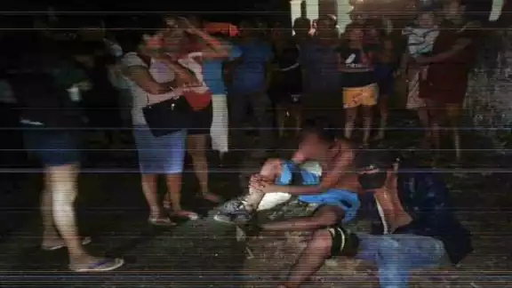 Recibieron la descarga de una escopeta e iban a ser linchados
por habitantes de Huay Max. Foto: Por Esto! Recibieron la descarga de una escopeta e iban a ser linchados
por habitantes de Huay Max. Foto: Por Esto!