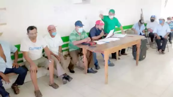 Los ejidatarios expresaron que no habrá acuerdo si la constructora no sube el precio del material. Foto: José Euán.