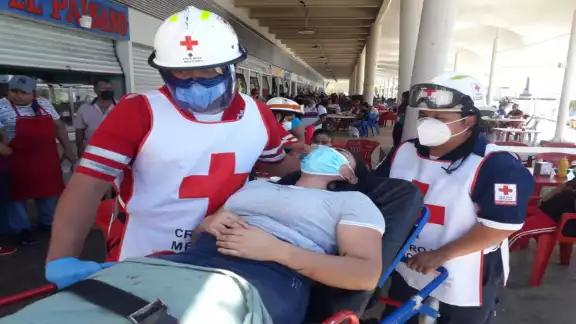La lesionada fue atendida por paramédicos. Foto: José Pacheco.
