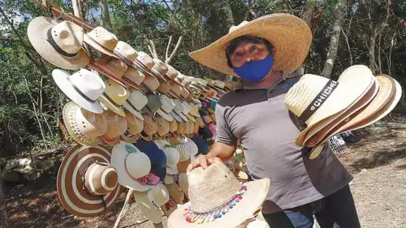 El proyecto podría ubicar a los artesanos que actualmente venden dentro de la zona arqueológica. El proyecto podría ubicar a los artesanos que actualmente venden dentro de la zona arqueológica.