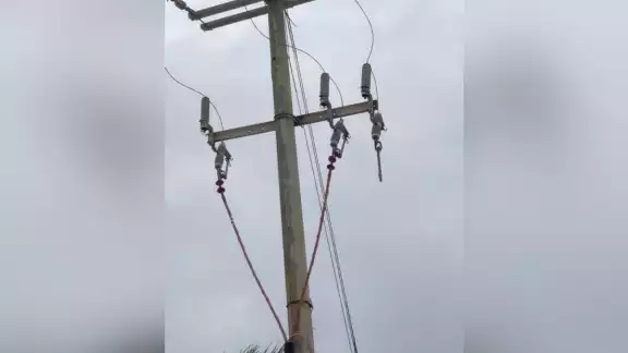 Durante la semana pasada se reportó la caída del cable de un
poste frente al faro. Durante la semana pasada se reportó la caída del cable de un
poste frente al faro.
