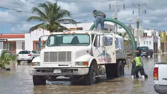 Con pipas, siguieron drenando el agua acumulada en las calles. Foto: Óscar Suaste. Con pipas, siguieron drenando el agua acumulada en las calles. Foto: Óscar Suaste.