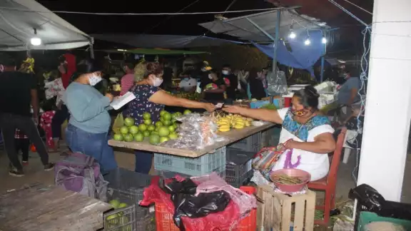Predominaron las medidas sanitarias durante las compras en el mercado. Foto: Jorge Aké. Predominaron las medidas sanitarias durante las compras en el mercado. Foto: Jorge Aké.