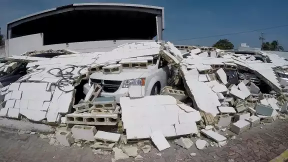 Los vehículos fueron colocados frente a un muro perimetral con la intención de protegerlos del Huracán Delta. Foto: Por Esto!